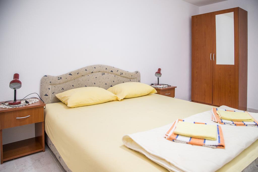 Apartmani Ksenija Petrovac na moru Exterior foto