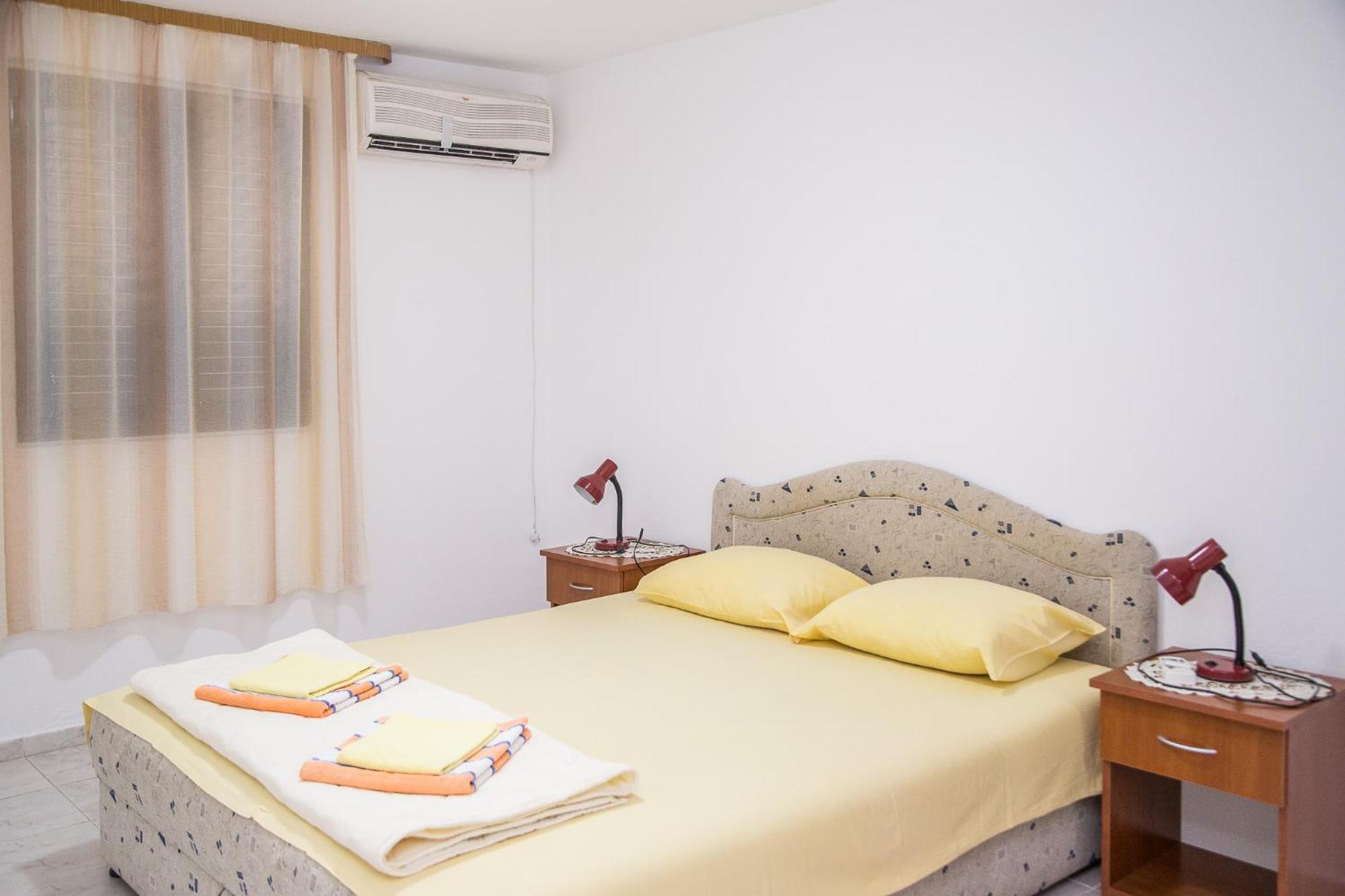 Apartmani Ksenija Petrovac na moru Exterior foto