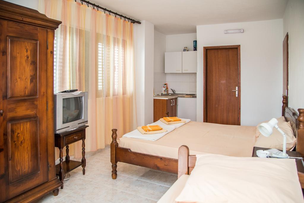 Apartmani Ksenija Petrovac na moru Exterior foto