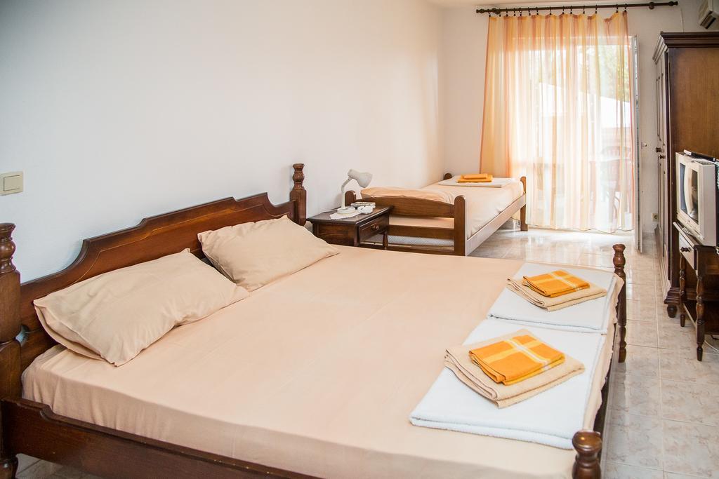 Apartmani Ksenija Petrovac na moru Exterior foto