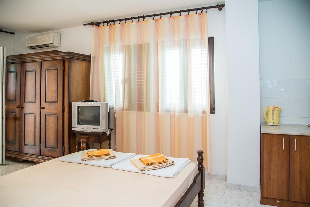 Apartmani Ksenija Petrovac na moru Exterior foto