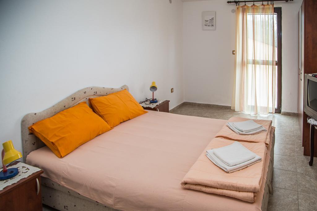 Apartmani Ksenija Petrovac na moru Exterior foto
