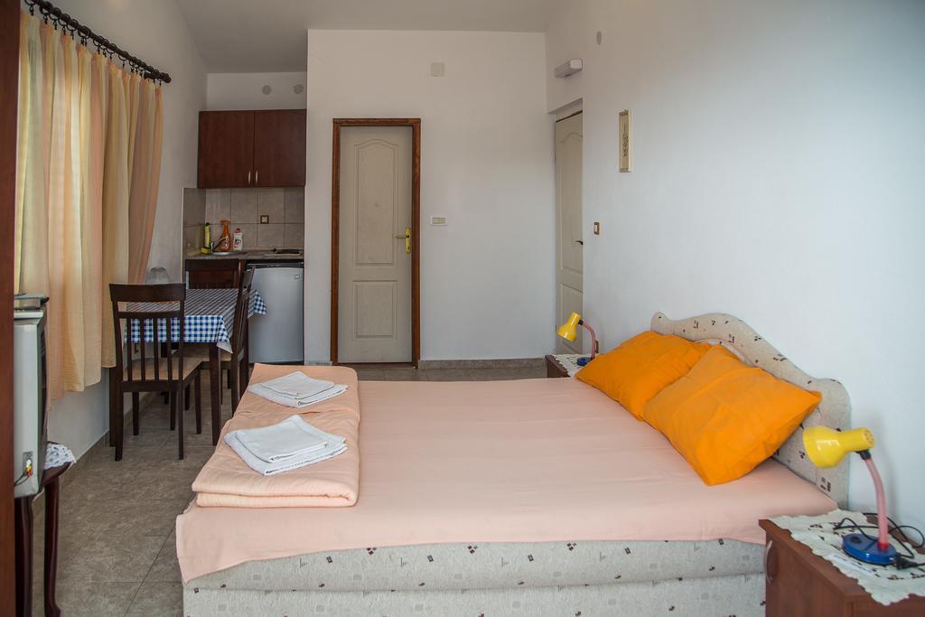 Apartmani Ksenija Petrovac na moru Exterior foto