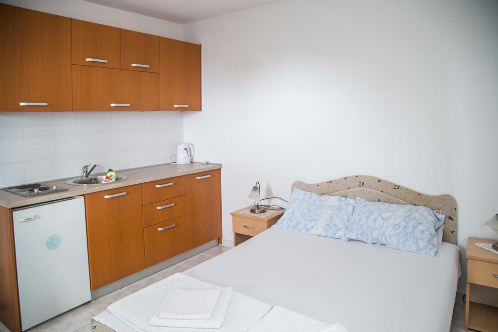 Apartmani Ksenija Petrovac na moru Exterior foto