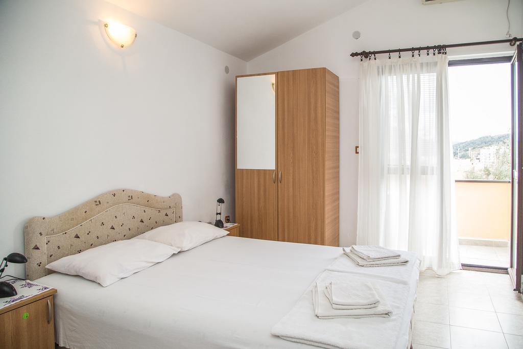 Apartmani Ksenija Petrovac na moru Exterior foto