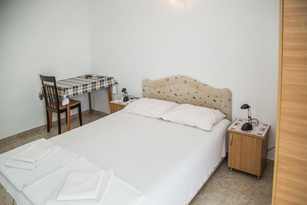 Apartmani Ksenija Petrovac na moru Exterior foto