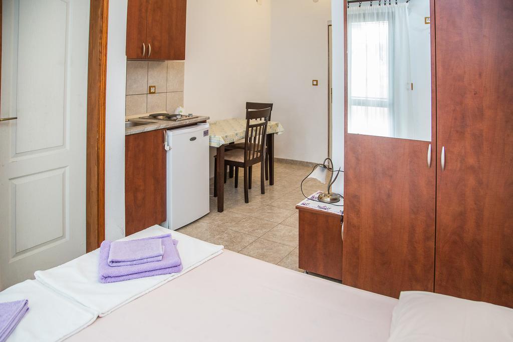 Apartmani Ksenija Petrovac na moru Exterior foto